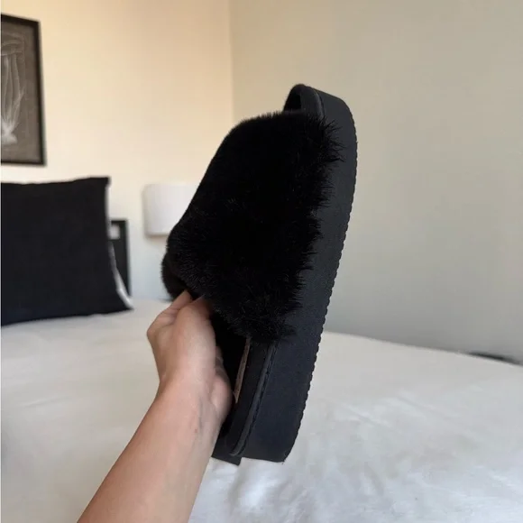 Jessica Simpson Black Faux Fur Slides - Picture 4 of 7